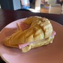 Foto de Croissant con jamón y queso 