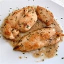 Foto de pechuga de pollo al ajo y vino blanco