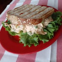 Foto de EMPAREDADO DE POLLO Y ENSALADA RUSA