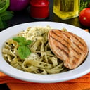 Foto de FETUCCINI AL PESTO. FILETES DE POLLO Y QUESO PARMESANO