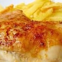 Foto de PATA MUSLO CON GUARNICIÓN DE ENSALADA O FRITAS A ELECCIÓN