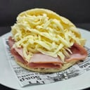 Foto de Arepa Grande Jamón y Queso