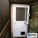 Foto de Puerta con mosquitero y acceso a mascota
