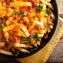 Foto de Papas con cheddar, panceta y cebolla de verdeo