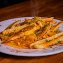 Foto de Papas fritas con salsa cheddar.
