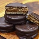 Foto de Alfajor de chocolate negro sin TACC