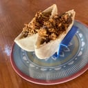 Foto de PAN DE PITA CON CARRILLERAS AL VINO TINTO Y CEBOLLA CRUJIENTE