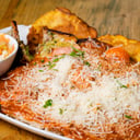 Foto de Trucha salmonada coronada en zarzuela de mariscos