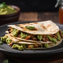 Foto de Quesadilla, pollo, champiñón, acompañada con salsa de ajo de guacamole (Proximamente)