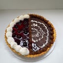 Foto de Tarta  2 Sabores en 1  mitad frutos rojos + cabsha negra para 17 personas 