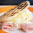 Foto de Arepa de Jamon y Queso blanco rallado
