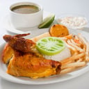 Foto de bandeja de pollo asado y caldo