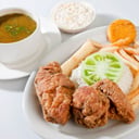 Foto de bandeja pollo apanado frijol