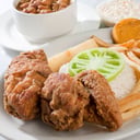 Foto de bandeja pollo apanado y caldo