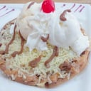 Foto de waffle con queso arequipe y helado