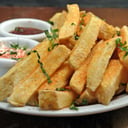 Foto de Papas fritas con dip de queso crema y salsa puerta roja.