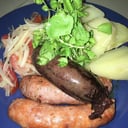 Foto de Plato Parrillero (Longanizas, Prieta, Costillar, Papas, ensalada chilena)