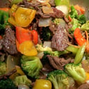 Foto de carne con verduras con chaufa