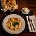Foto de ravioles de ricota, jamón y nuez (ver salsas)