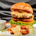 Foto de hamburguesa con salsa marinera y pollo 
