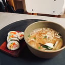 Foto de Udon clasico + 1/2 kimbab de salchicha set