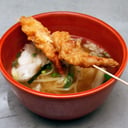 Foto de udon con langostino frito