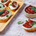 Foto de Bruschetta de pesto, queso y tomate seco x 6