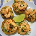 Foto de Camarones al ajillo sobre patacones