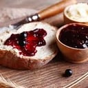 Foto de cafe con leche mas Tostadas con mermelada y queso crema