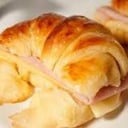 Foto de 3 medialunas con jamon y queso