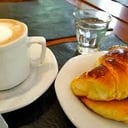 Foto de cafe con leche con dos medialunas