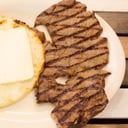 Foto de Carne asada con arepa con queso