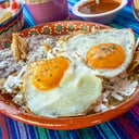 Foto de Chilaquiles con huevos al gusto.