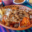 Foto de Chilaquiles con bistec asado y picadito.