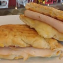 Foto de Panini de pavo ahumado y queso suizo
