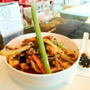 Foto de Wok de Pollo con Vegetales sobre arroz al estilo Oriental