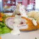 Foto de Cordon Bleu de Pollo con puré y ensalada