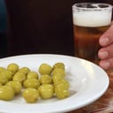 Foto de Botellín de cerveza y aperitivo 
