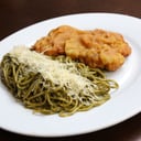 Foto de Tallarines verdes con bistec apanado