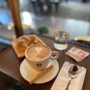 Foto de Cortado o Americano + 1 medialuna