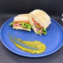 Foto de Serrano, rúcula, queso gauda y tomate