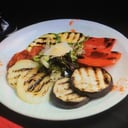 Foto de vegetales grillados con parmesano y hojas verdes / grilled vegetables with parmesan cheese and greens