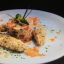 Foto de petto di pollo con semi di chia e tabbouleh
