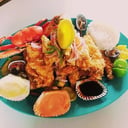 Foto de MIX MARINERO APANADO EN COCO Y SUS TRES SALSAS / BREADED MIXED SEAFOOD WITH COCONUT AND ITS THREE SAUCES