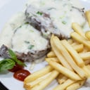Foto de Bondiola de cerdo al verdeo con papas fritas