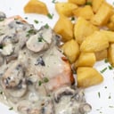 Foto de Salmón rosado al champinon papas fritas