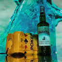 Foto de Whisky Black & White x 700 ml mas un six pack de Poker