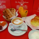 Foto de Café con leche con 2 medialunas, 2 tostadas, queso y mermelada