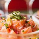 Foto de Ceviche de salmón, palta y alcaparras