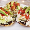 Foto de Tostada con pollo o jamón.